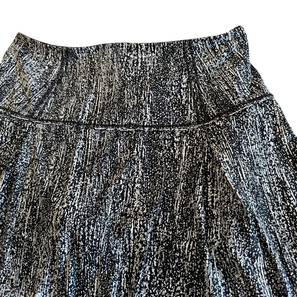 Lululemon Athletica Lost In Pace Black and White Pleated Mini Skirt Like New - Picture 3 of 9